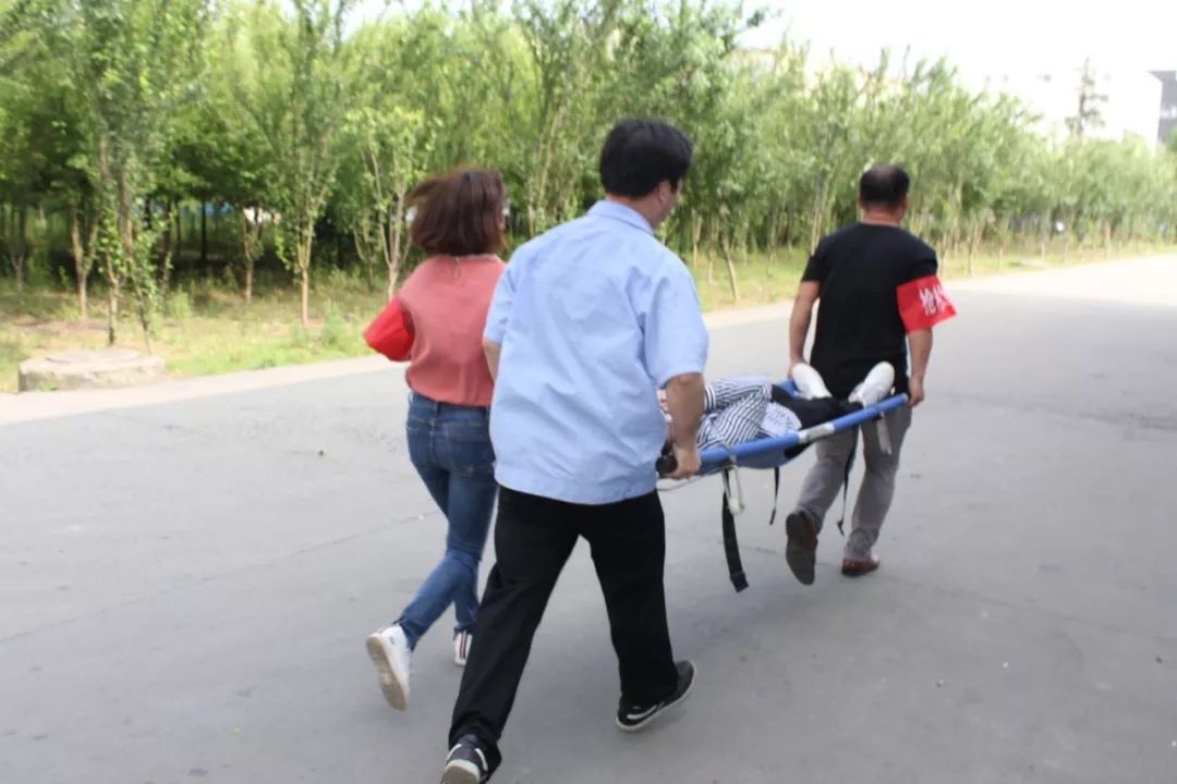 担架救出一名被困人员